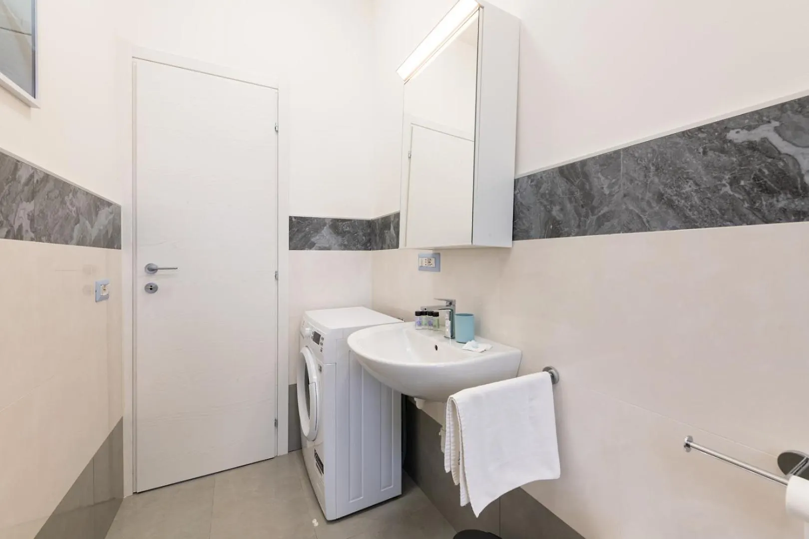 Metro M3 - 10 Min Duomo - Cozy Apt W Balcony And Ac Milán Apartmán